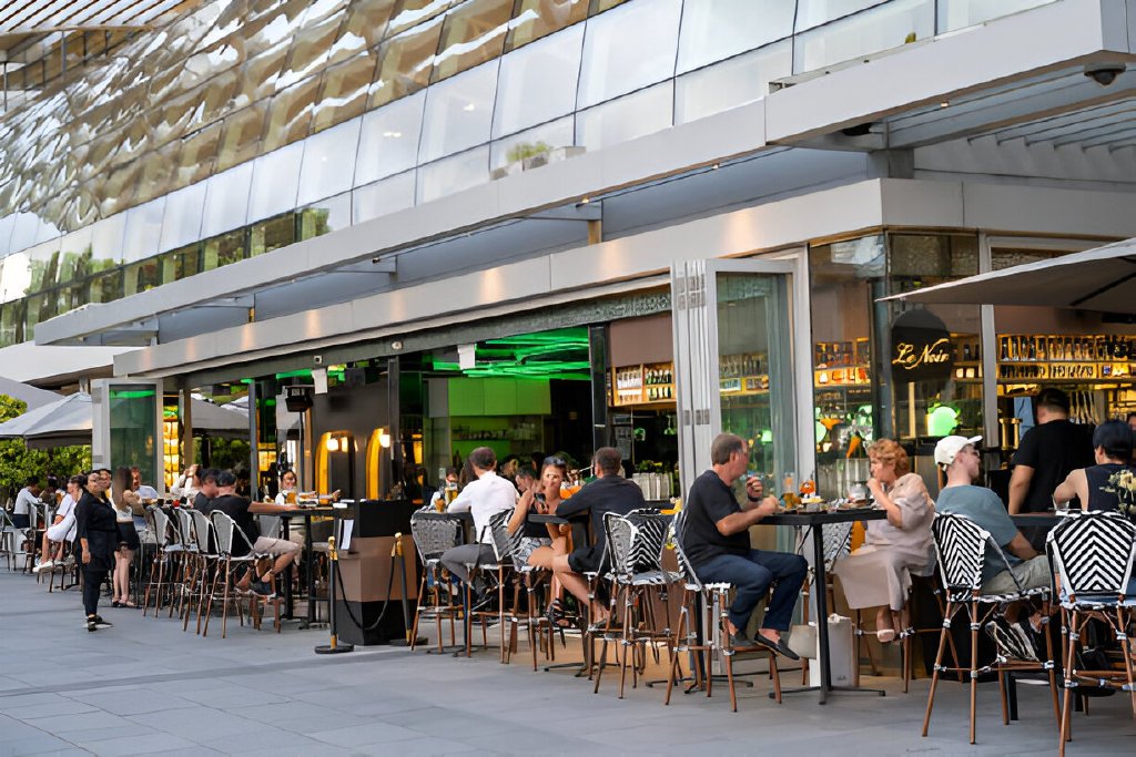 dining outdoor in downtown